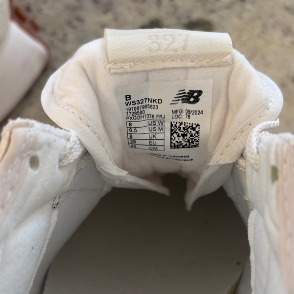 New Balance 327 Off-White Athletic Shoes - Picture 7 of 9